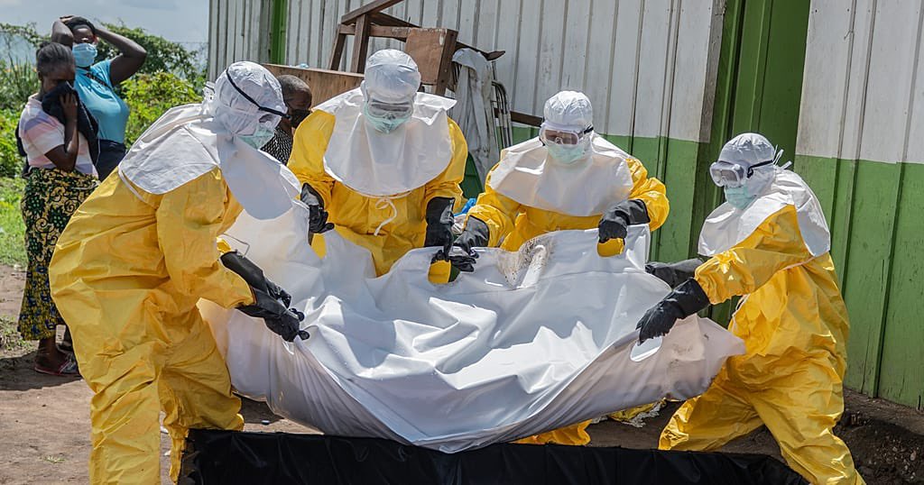 Ebola, epidemia dilaga in Congo: 900 casi, 200 morti. Negativi due cooperanti italiani rientrati