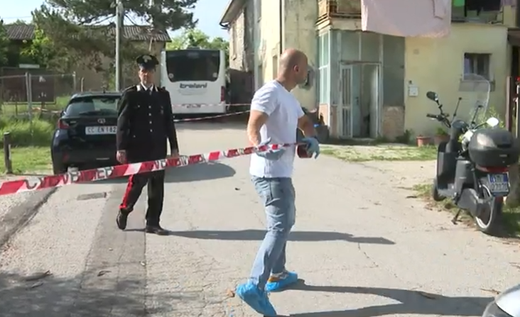 A poche ore da un femminicidio, un’altra donna è stata aggredita a martellate dall’ex marito: è grave