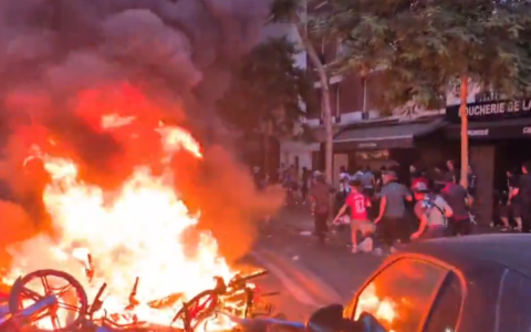 Guerriglia a Parigi dopo la vittoria del PSG in Champions League: un morto, un ferito e 416 arresti