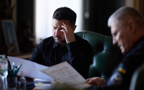 Ucraina, nuovi raid russi: morti e blackout. Zelensky annuncia attacchi alle raffinerie di Mosca, tensione con Musk su Starlink
