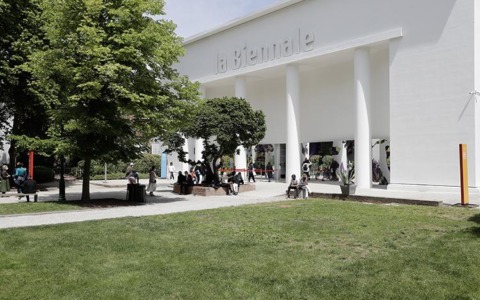 Biennale d’Arte di Venezia al via, padiglione Russia aperto. L’UE: “No a vetrina per Mosca”