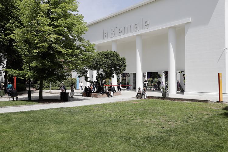 Biennale d’Arte di Venezia al via, padiglione Russia aperto. L’UE: “No a vetrina per Mosca”