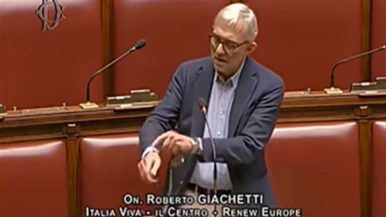 Commissione di Vigilanza Rai bloccata: Giachetti si ammanetta in Parlamento, poi interrompe lo sciopero della fame
