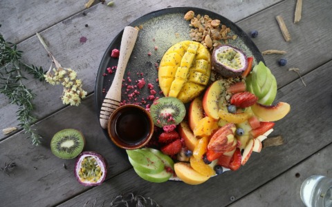 Mangiare più leggero con il caldo senza rinunciare all’equilibrio nutrizionale