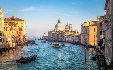 Istat, Turismo in crescita: +7,5% presenze (alla vigilia del clou estivo)