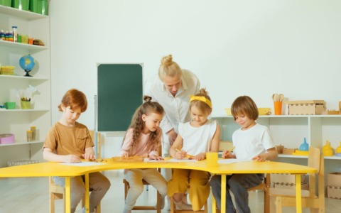 La Svezia torna a carta e penna: perché la scuola più digitale d’Europa riscopre i quaderni