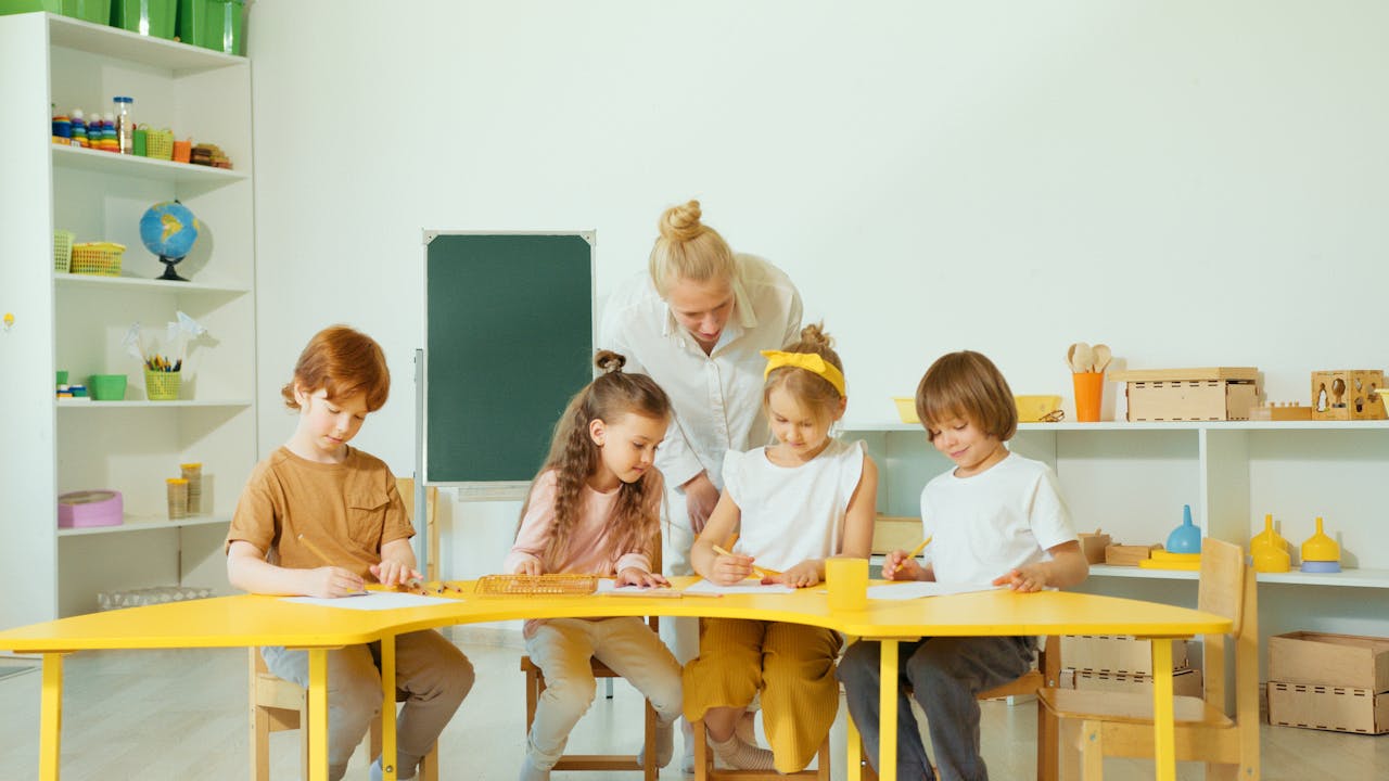 La Svezia torna a carta e penna: perché la scuola più digitale d’Europa riscopre i quaderni