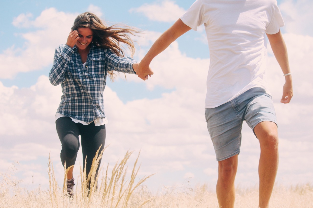 Camminare all’aperto fa bene anche alla mente: i benefici delle passeggiate nella bella stagione