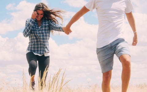 Camminare all’aperto fa bene anche alla mente: i benefici delle passeggiate nella bella stagione