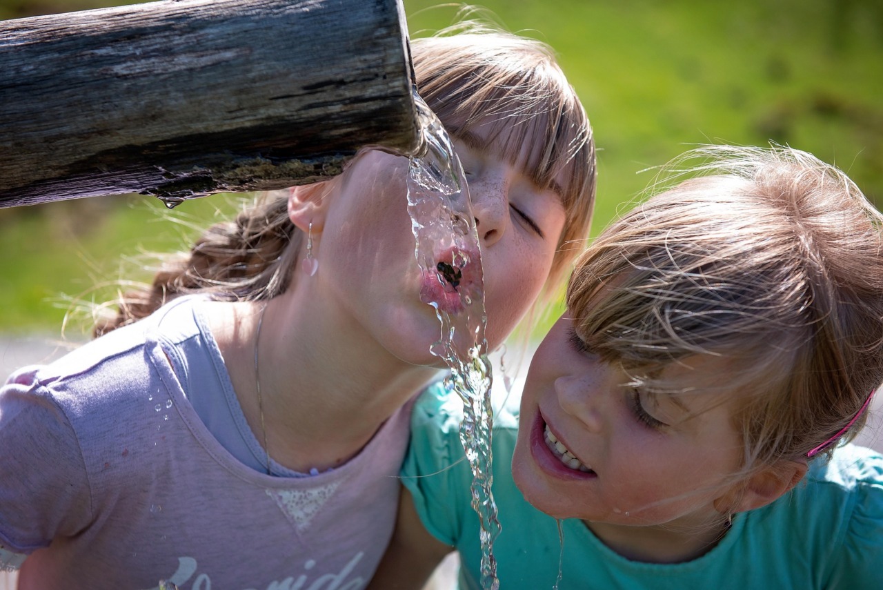 Bere di più non basta: come mantenere il giusto equilibrio di idratazione con l’arrivo del caldo