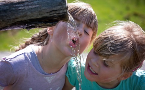Bere di più non basta: come mantenere il giusto equilibrio di idratazione con l’arrivo del caldo