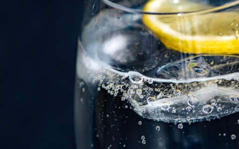 Acqua ghiacciata quando fa caldo: sollievo immediato o cattiva abitudine?