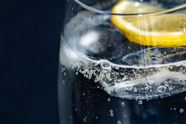 Acqua ghiacciata quando fa caldo: sollievo immediato o cattiva abitudine?