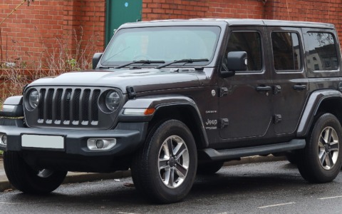 Stellantis richiama 1,3 milioni di Jeep a rischio incendio: occhio anche alle Mercedes coi bulloni che si allentano