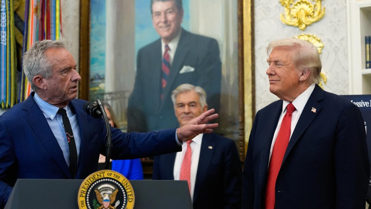 Vaccini pediatrici, Trump taglia il calendario Usa e cita l’Europa: ma “meno dosi” non significa per forza più scienza