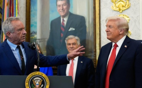Vaccini pediatrici, Trump taglia il calendario Usa e cita l’Europa: ma “meno dosi” non significa per forza più scienza