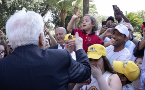 Mattarella accoglie i più fragili ai Giardini del Quirinale per la Festa della Repubblica