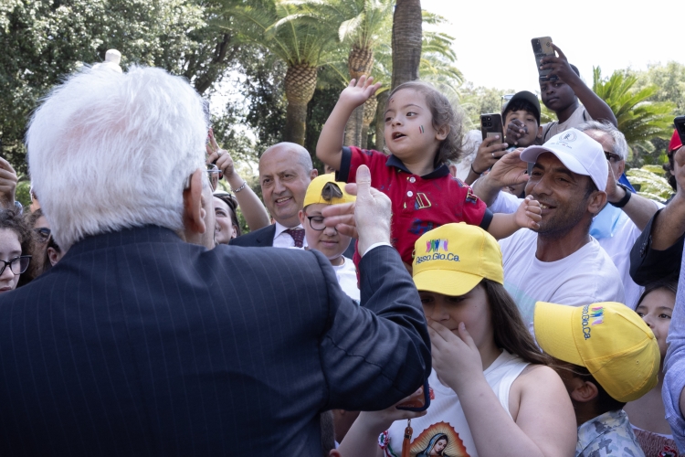 Mattarella accoglie i più fragili ai Giardini del Quirinale per la Festa della Repubblica