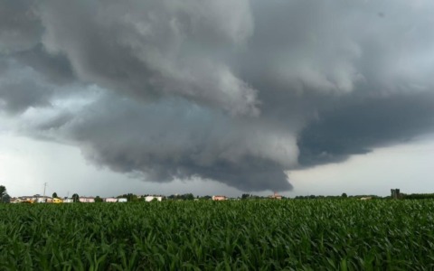 Meteo, Italia a metà: maltempo al Nord, cieli sereni e caldo al Sud