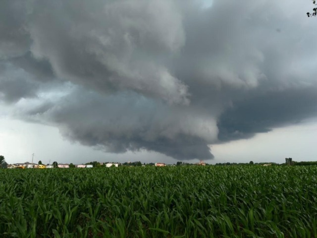 Meteo, Italia a metà: maltempo al Nord, cieli sereni e caldo al Sud