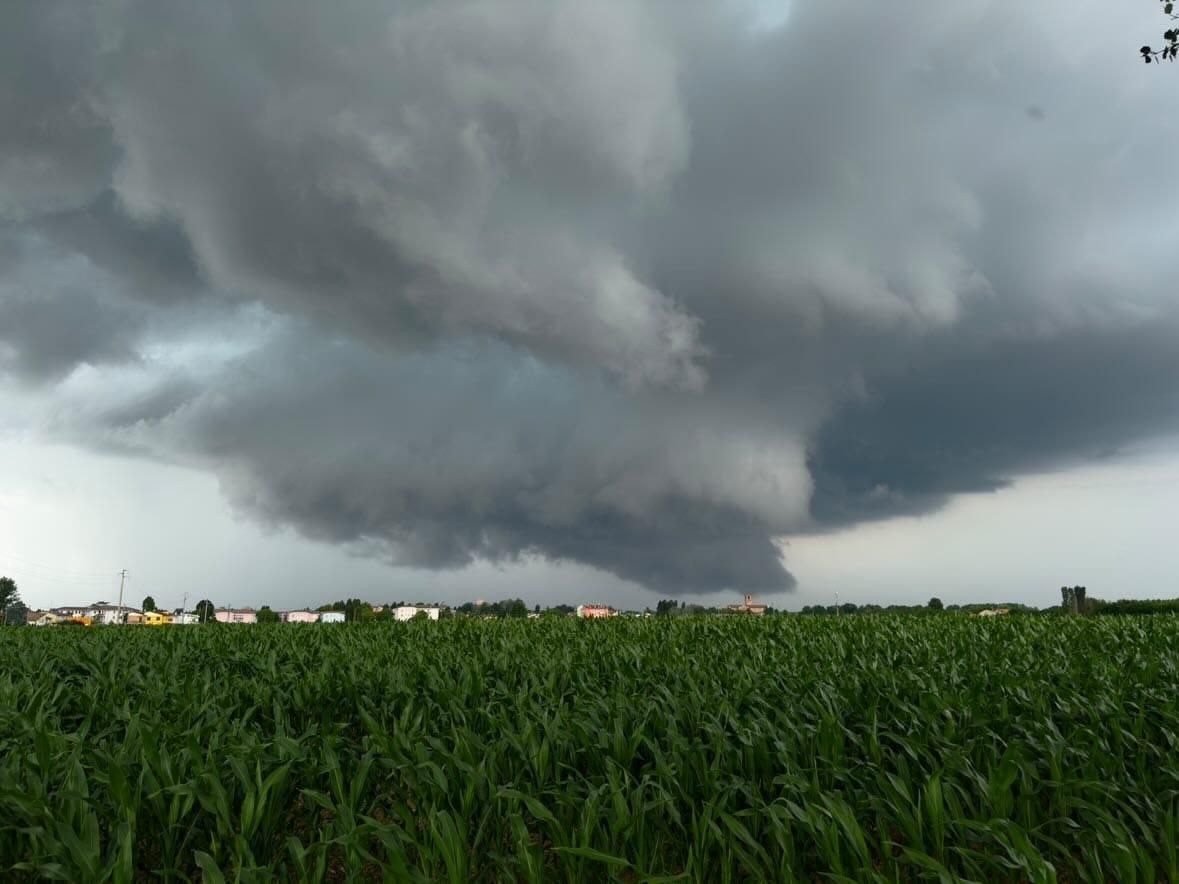 Meteo, Italia a metà: maltempo al Nord, cieli sereni e caldo al Sud
