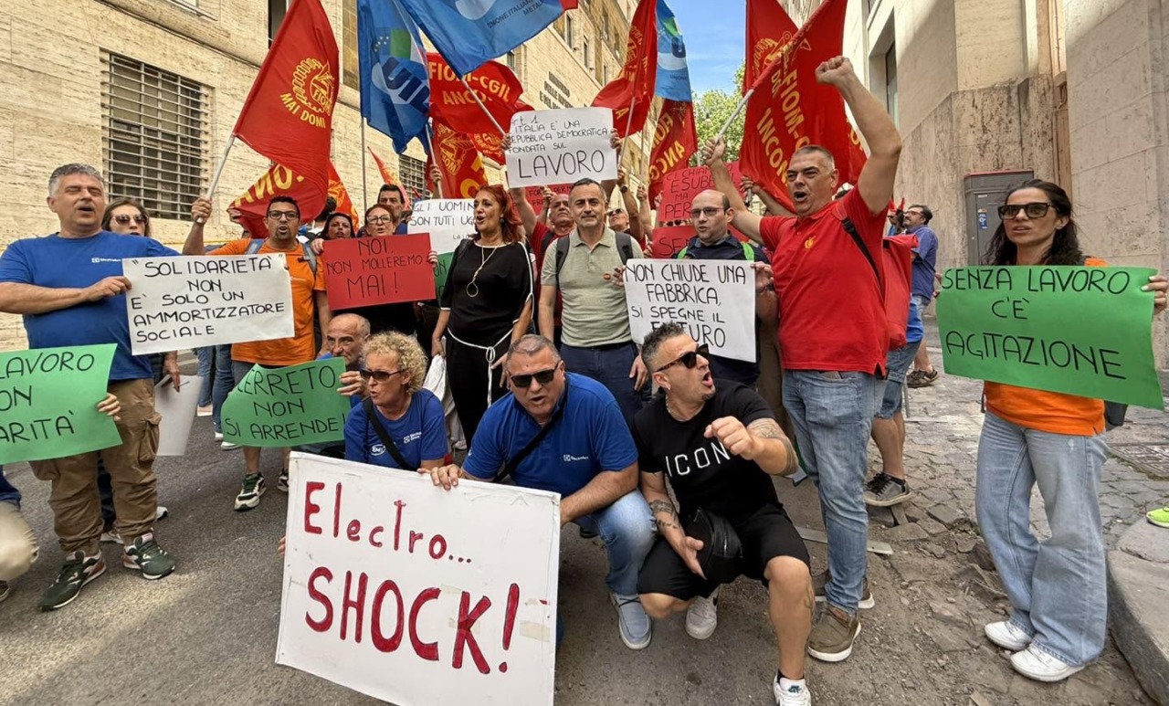 Electrolux congela 1700 licenziamenti per 50 giorni. I sindacati: “Pace armata”