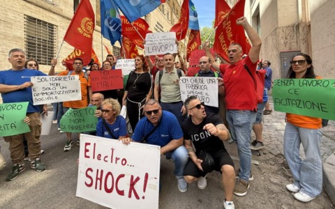 Electrolux congela 1700 licenziamenti per 50 giorni. I sindacati: “Pace armata”