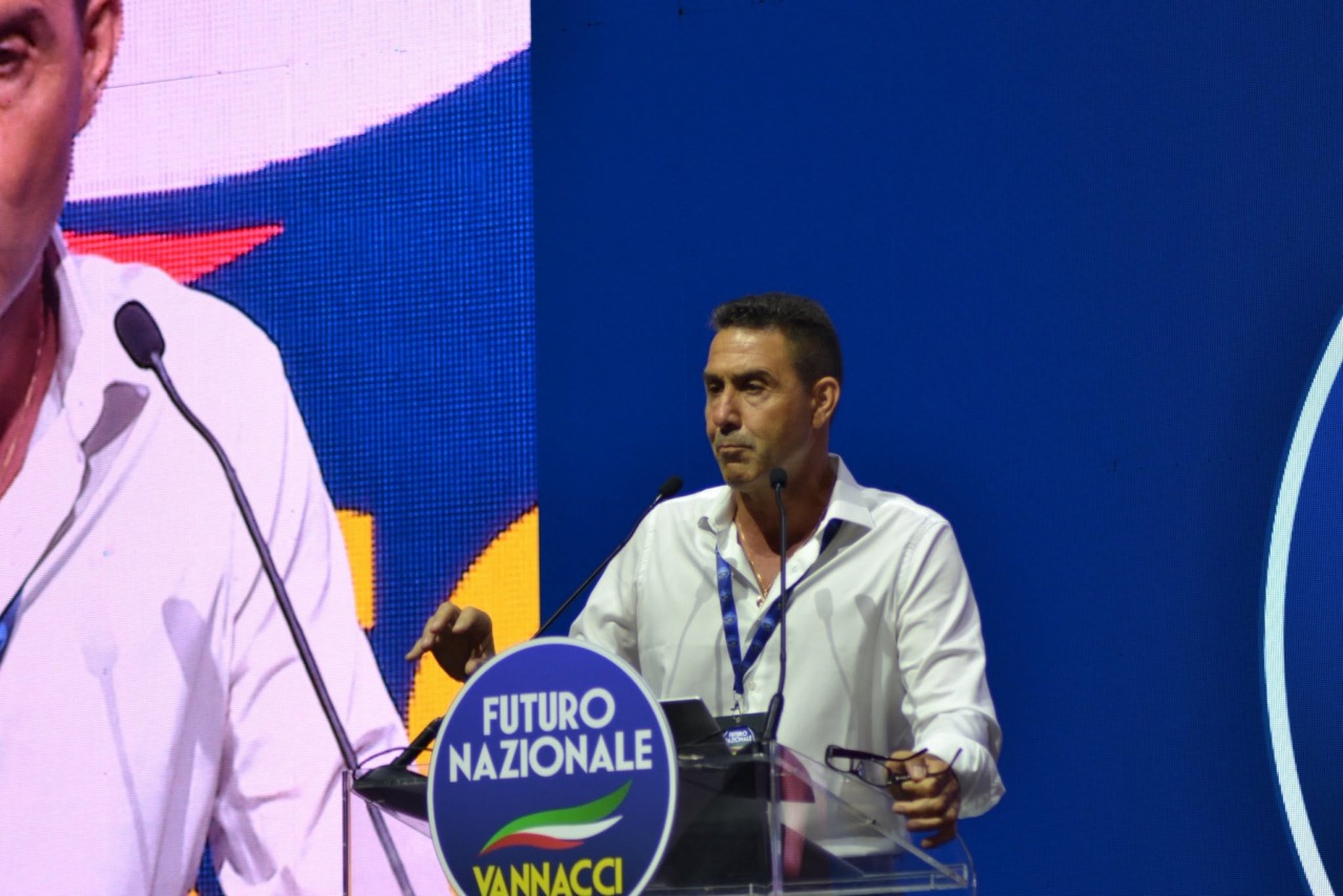 Polemica su Vannacci: “Il femminicidio non esiste”. Il Pd: “Negazionismo patriarcale”