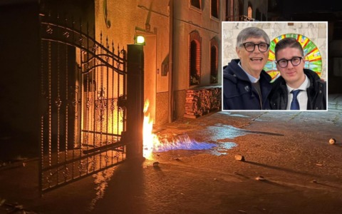 Il mistero del giornalista veneto al quale hanno tirato una bomba artigianale sulla porta di casa