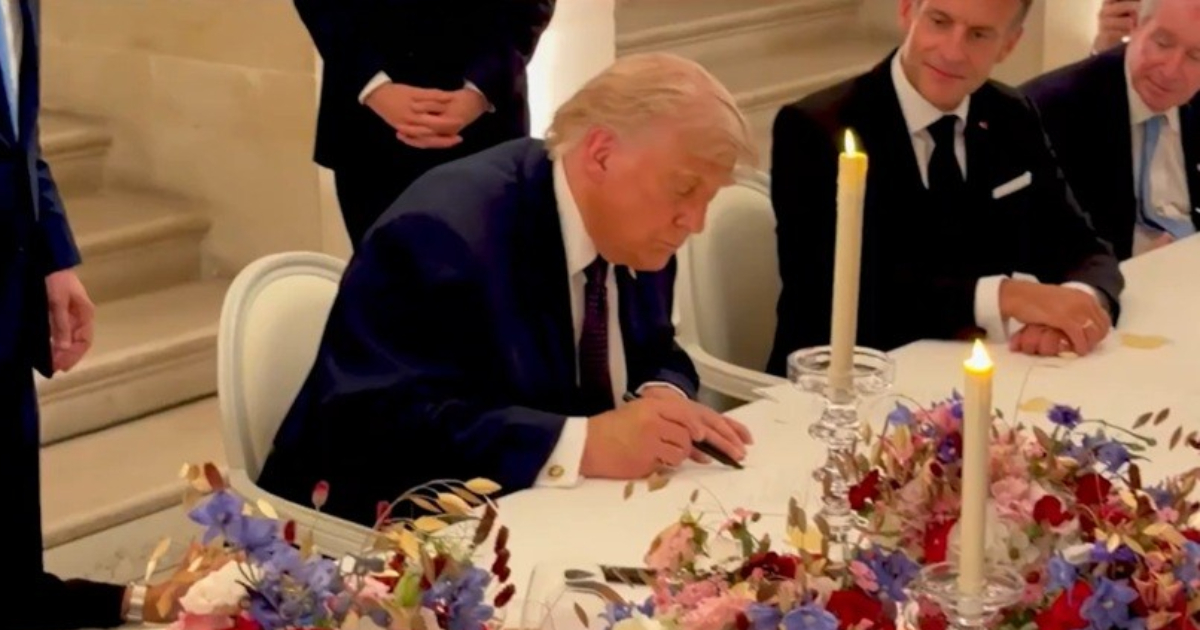 Trump: "Ho firmato l'accordo con l'Iran". Il capo negoziatore iraniano mostra il documento