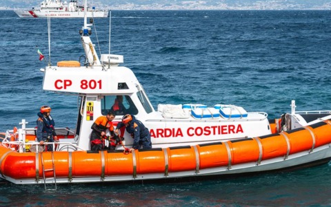 Barcone partito dalle coste libiche si ribalta al largo di Malta: morti dieci migranti, due dispersi