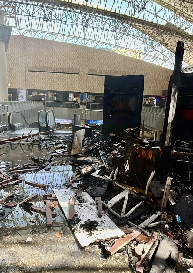 Iran, droni sull’aeroporto del Kuwait: feriti passeggeri al terminal. Nuovi raid Usa nel Golfo, Trump prova a tenere aperto il negoziato