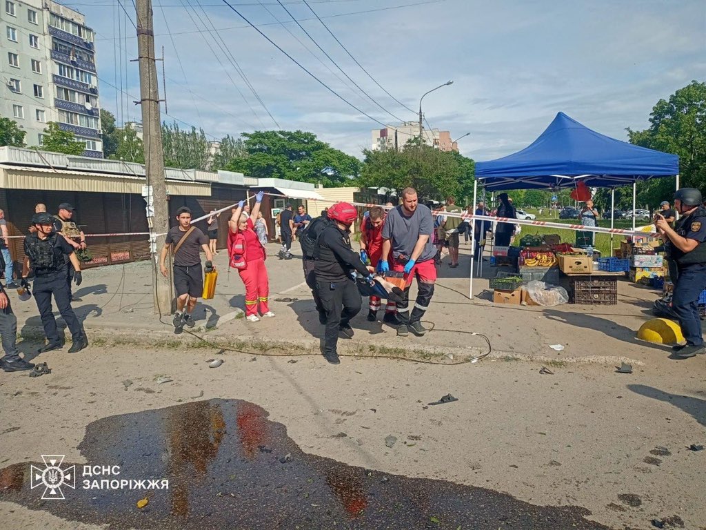 Drone di Mosca abbattuto nei cieli Nato del Baltico. Raid russi su Kherson e Zaporizhzhia: morti e feriti tra i civili