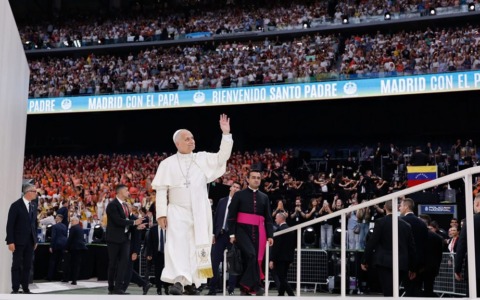 Leone XIV, il primo Papa al Parlamento spagnolo: poi il bagno di folla al Bernabéu