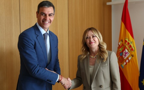 La strana coppia: Meloni vede Sanchez per chiedere maggiori finanziamenti Ue per competitività, sicurezza ed energia