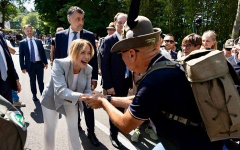 Meloni alla festa degli Alpini in Friuli: “Avevo bisogno di un po’ di sano orgoglio nazionale”