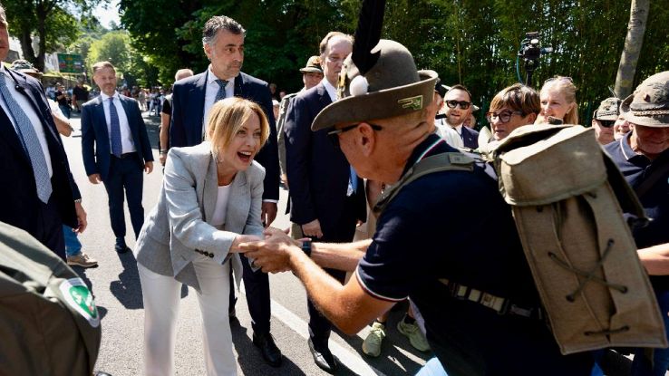 Meloni alla festa degli Alpini in Friuli: “Avevo bisogno di un po’ di sano orgoglio nazionale”