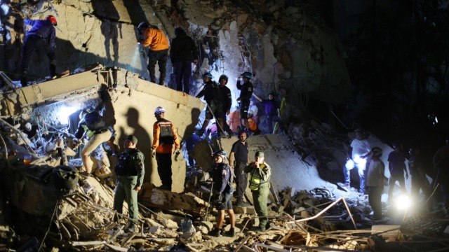 Terremoto devasta il Venezuela, due scosse di 7.5 e 7.2: palazzi crollati, si scava sotto le macerie