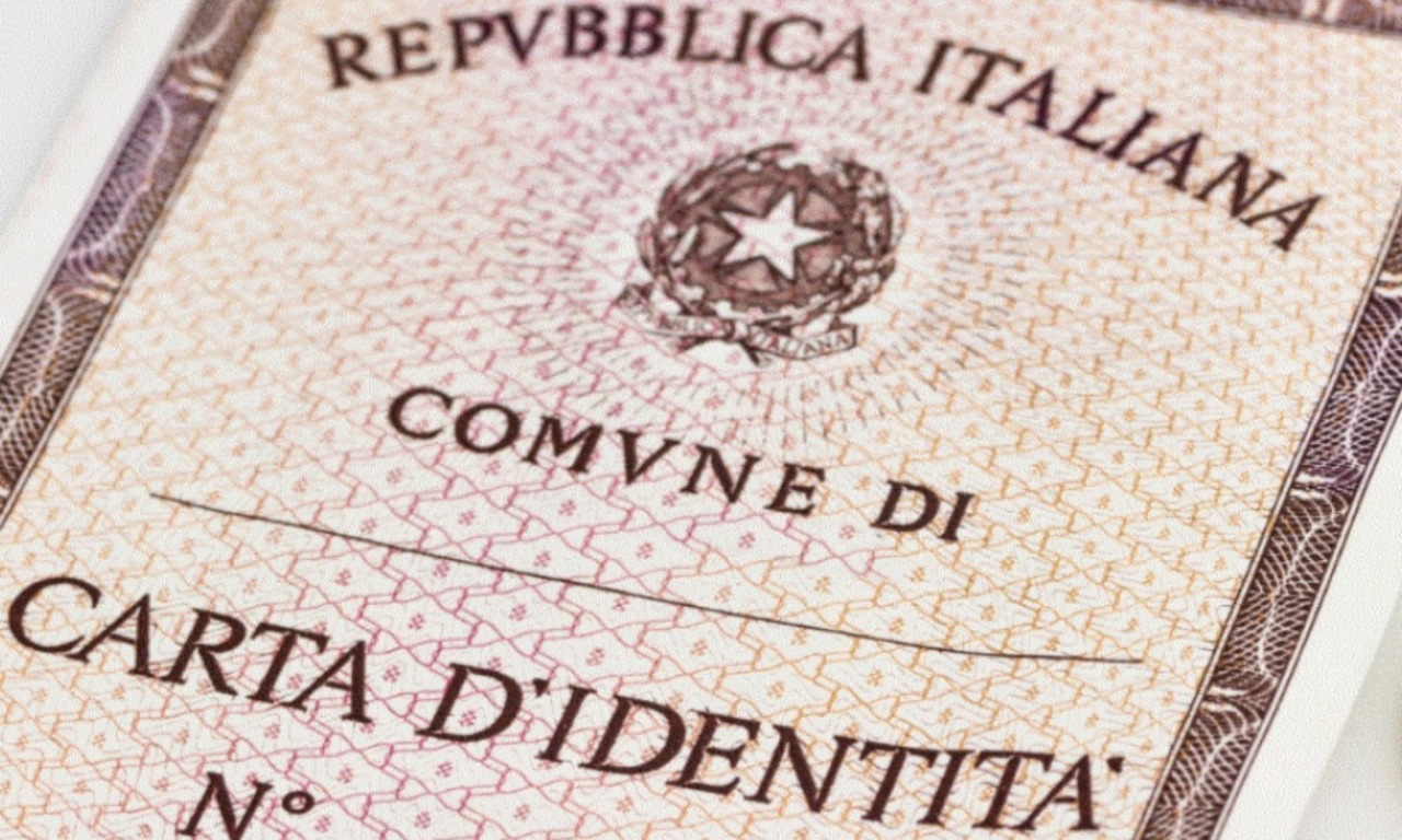 La carta d’identità cartacea resta valida fino alla naturale scadenza: slittato il limite del 3 agosto 2026