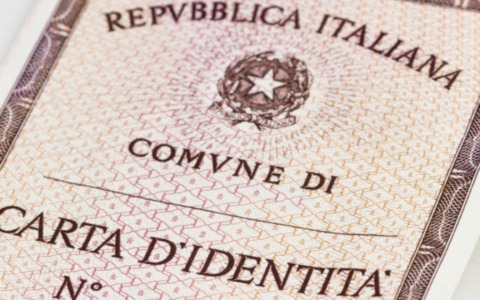 La carta d’identità cartacea resta valida fino alla naturale scadenza: slittato il limite del 3 agosto 2026