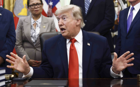 Trump annuncia e poi ferma attacchi all’Iran: “Accordo entro il weekend”. Teheran frena (Tel Aviv anche)