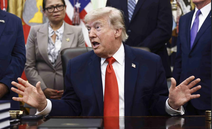 Trump annuncia e poi ferma attacchi all’Iran: “Accordo entro il weekend”. Teheran frena (Tel Aviv anche)