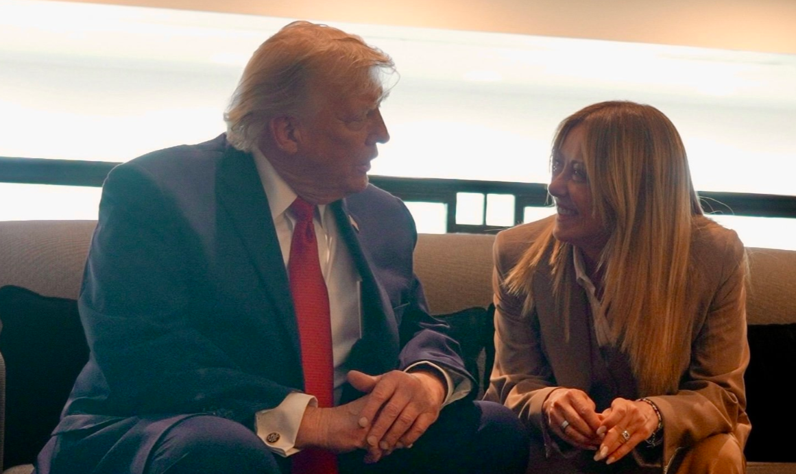 Trump: “Mi ha implorato di fare una foto, mi ha fatto pena”. Meloni: “Io e l’Italia non imploriamo mai”
