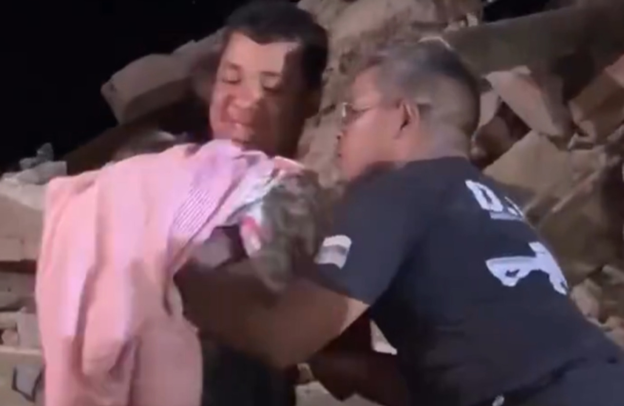 Venezuela, i salvataggi dopo giorni sotto le macerie: padre e figlio estratti vivi, neonato salvato dopo 32 ore