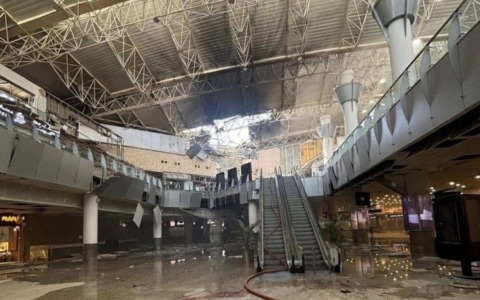 Iran, droni sull’aeroporto del Kuwait: feriti passeggeri al terminal. Nuovi raid Usa
