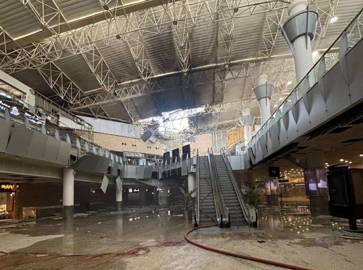 Iran, droni sull’aeroporto del Kuwait: feriti passeggeri al terminal. Nuovi raid Usa nel Golfo, Trump prova a tenere aperto il negoziato