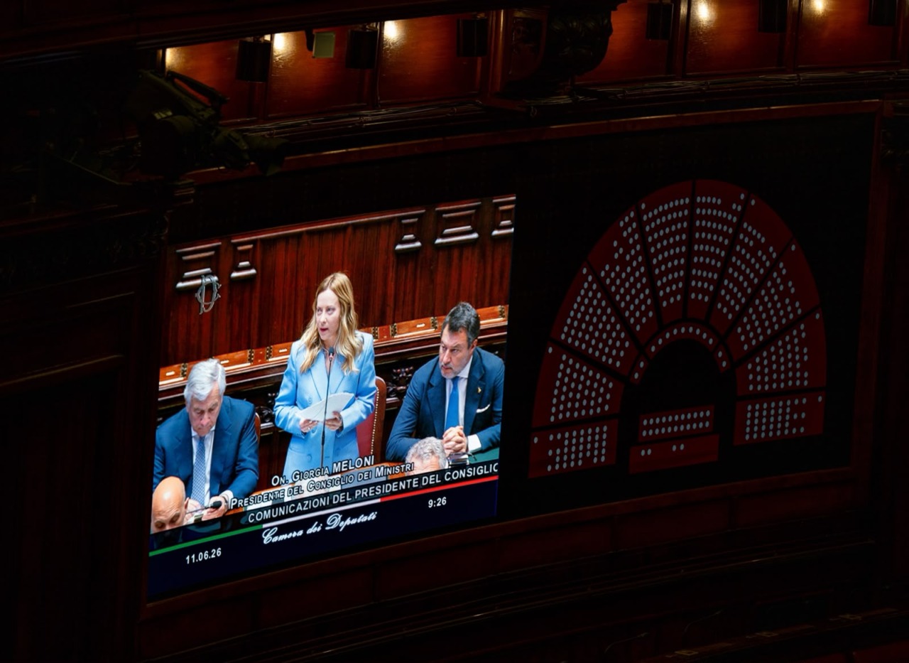 L’M5S ha accusato in Parlamento la premier di indossare le “ginocchiere” in politica estera