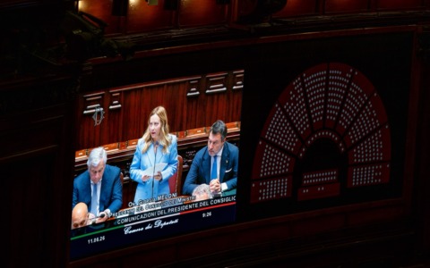 L’M5S ha accusato in Parlamento la premier di indossare le “ginocchiere” in politica estera