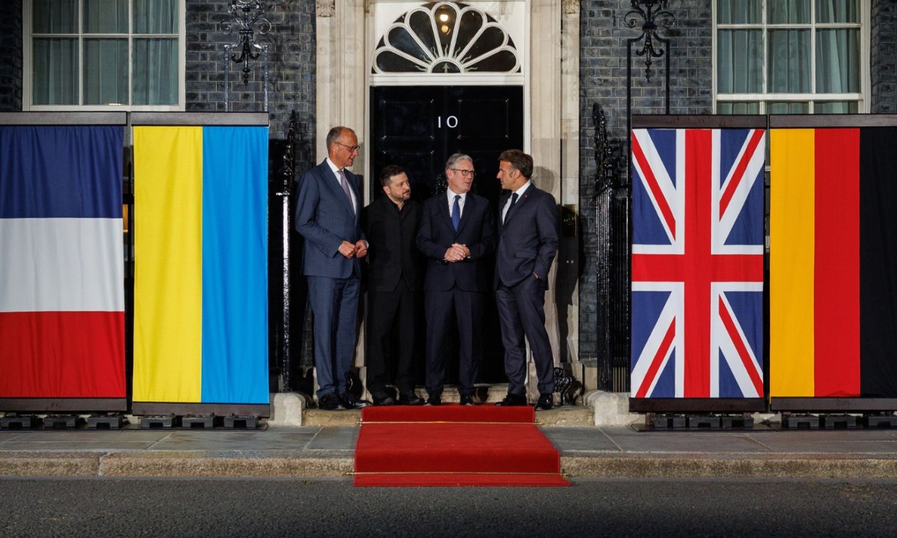 Mentre Zelensky incontra Starmer, Macron e Merz a Londra, Russia e Ucraina continuano a bombardarsi
