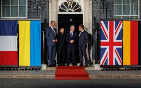 Mentre Zelensky incontra Starmer, Macron e Merz a Londra, Russia e Ucraina continuano a bombardarsi